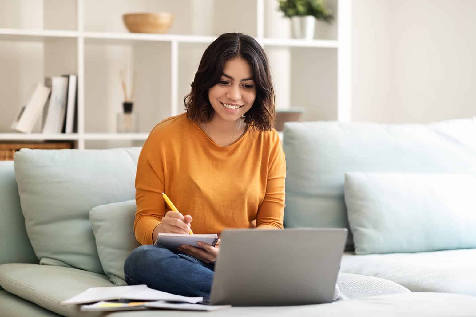 Woman in front of a computer booking an periodontal Appointment